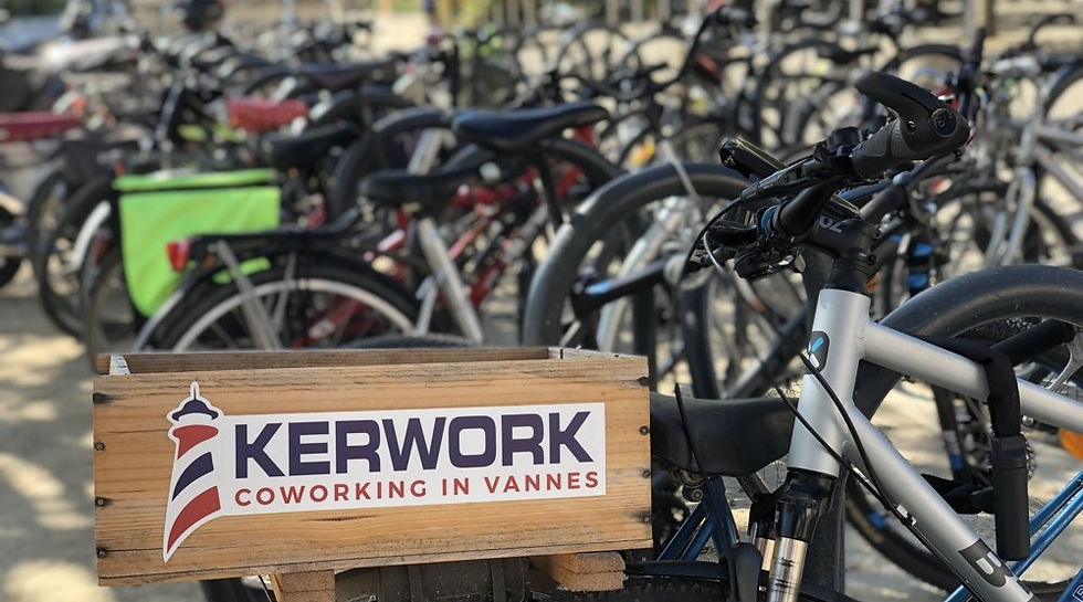 Stationnement vélos et motos devant Kerwork, sur l'esplanade du port de Vannes