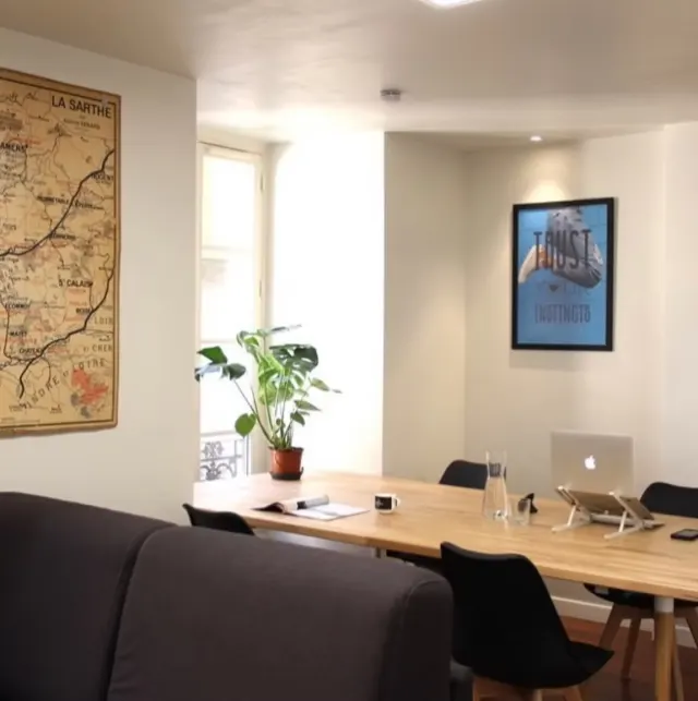 Salle nomade table standard, 4 personnes avec prises sous les tables